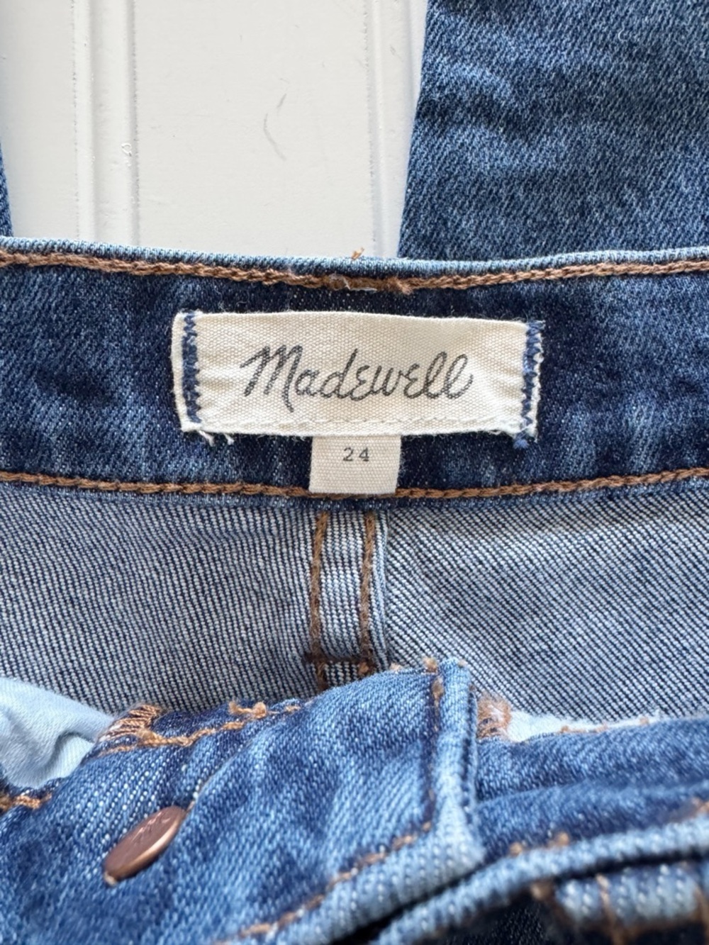 Madewell Tapered Jeans in Bellclaire Wash - Size 24 - Picture 5 of 6
